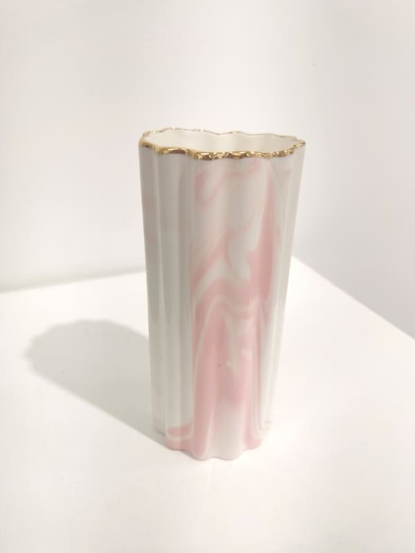 Large Scalloped Vase (Gold Rim)